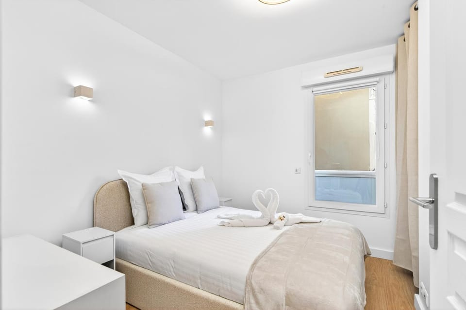Photo of the whole room, Bedroom, wardrobe