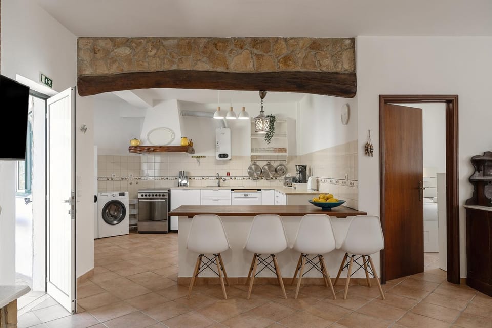 Kitchen or kitchenette, Dining area, dishwasher, oven, stove, toaster, washing machine