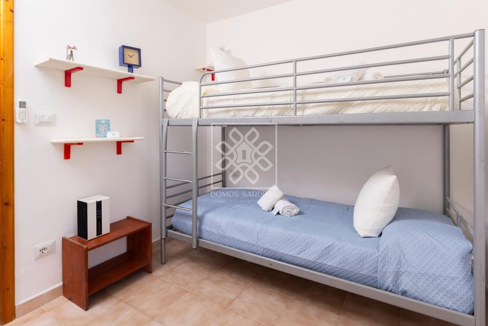 Bed, Photo of the whole room, bunk bed