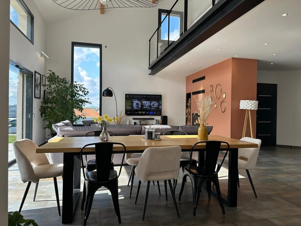 TV and multimedia, Living room, Seating area, Dining area