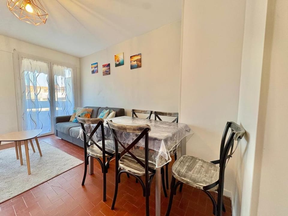 Appartement T2 avec balcon, résidence arborée, parking Apartment in Fréjus
