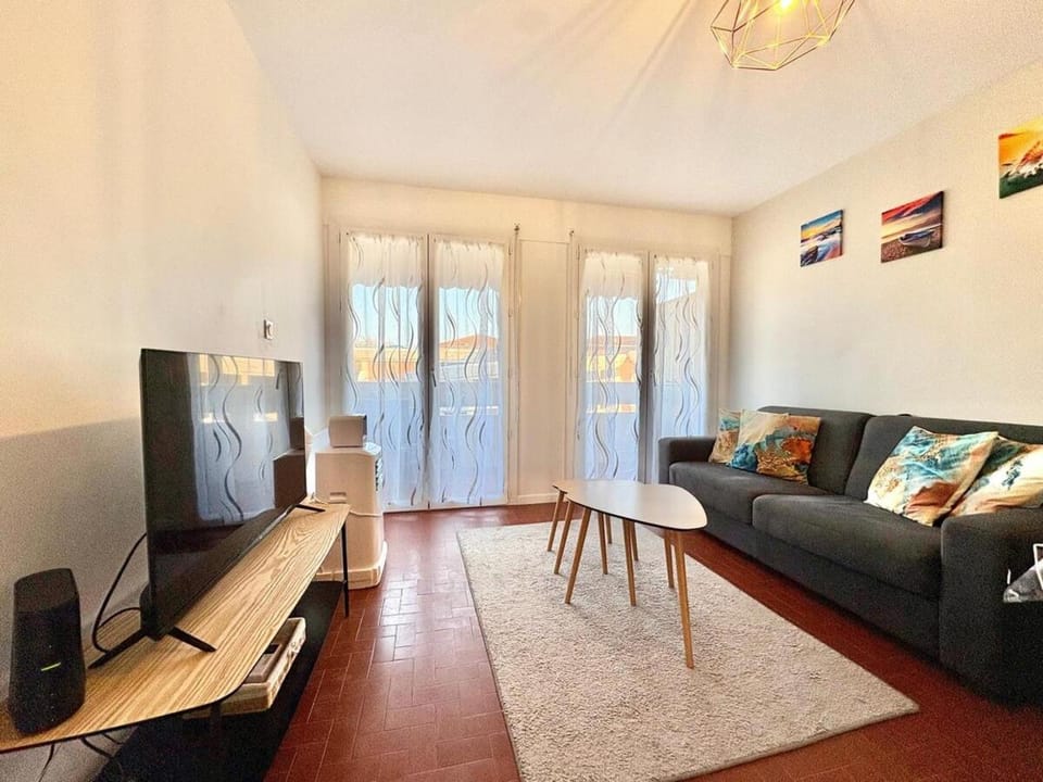 Appartement T2 avec balcon, résidence arborée, parking Apartment in Fréjus