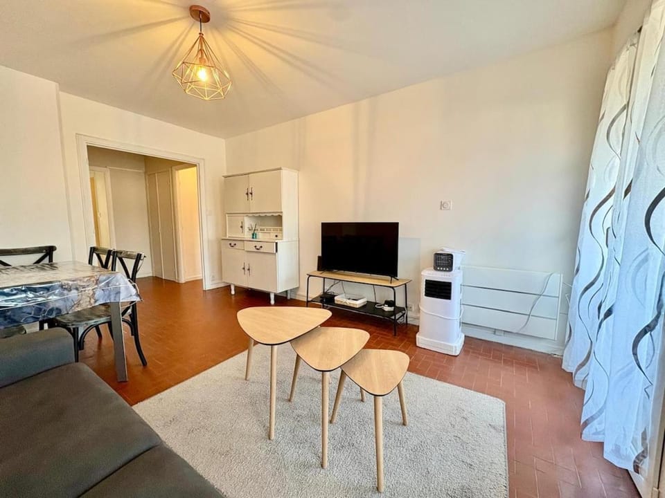 Appartement T2 avec balcon, résidence arborée, parking Apartment in Fréjus
