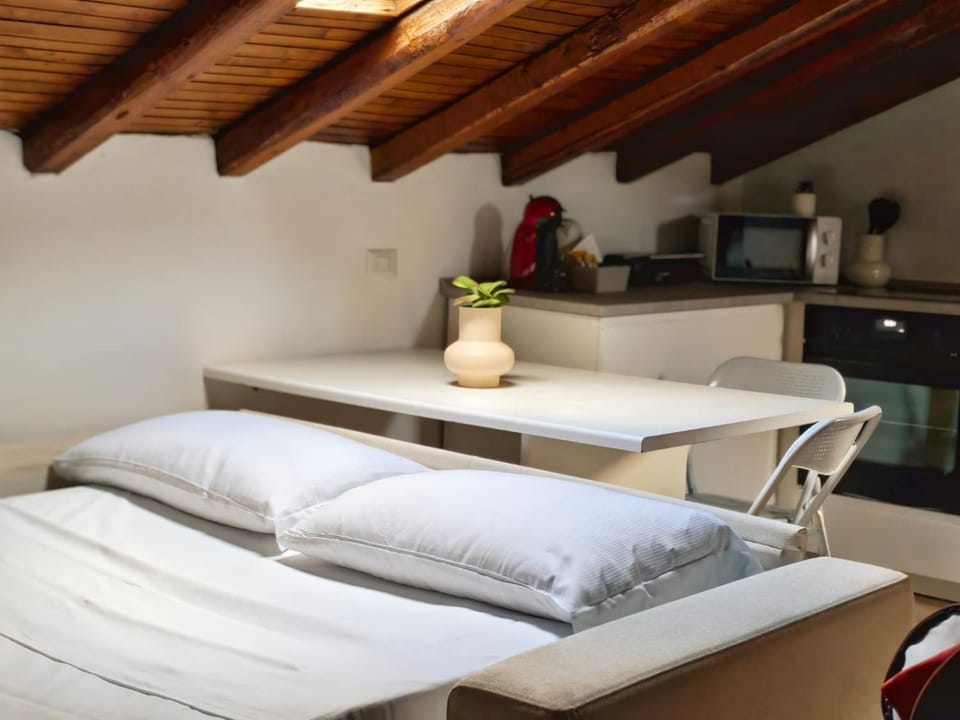 Mansarda Sistina by Quokka 360 - At the Edge of the Old Town Apartment in Como