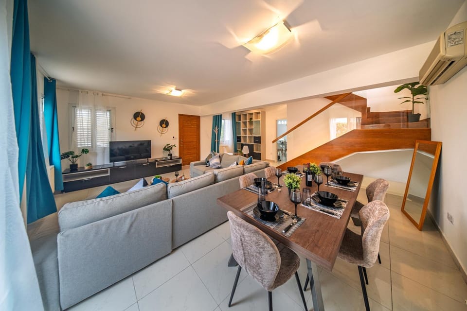 TV and multimedia, Living room, Dining area