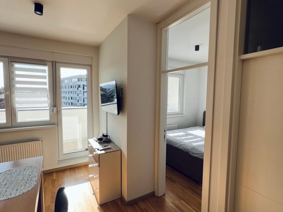 Bed, TV and multimedia, Photo of the whole room, Bedroom