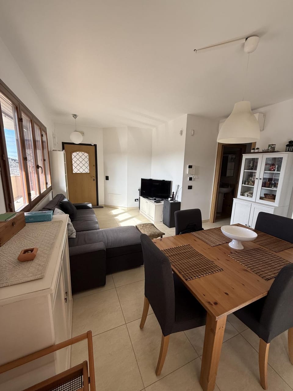 TV and multimedia, Living room, Photo of the whole room, Seating area, Dining area