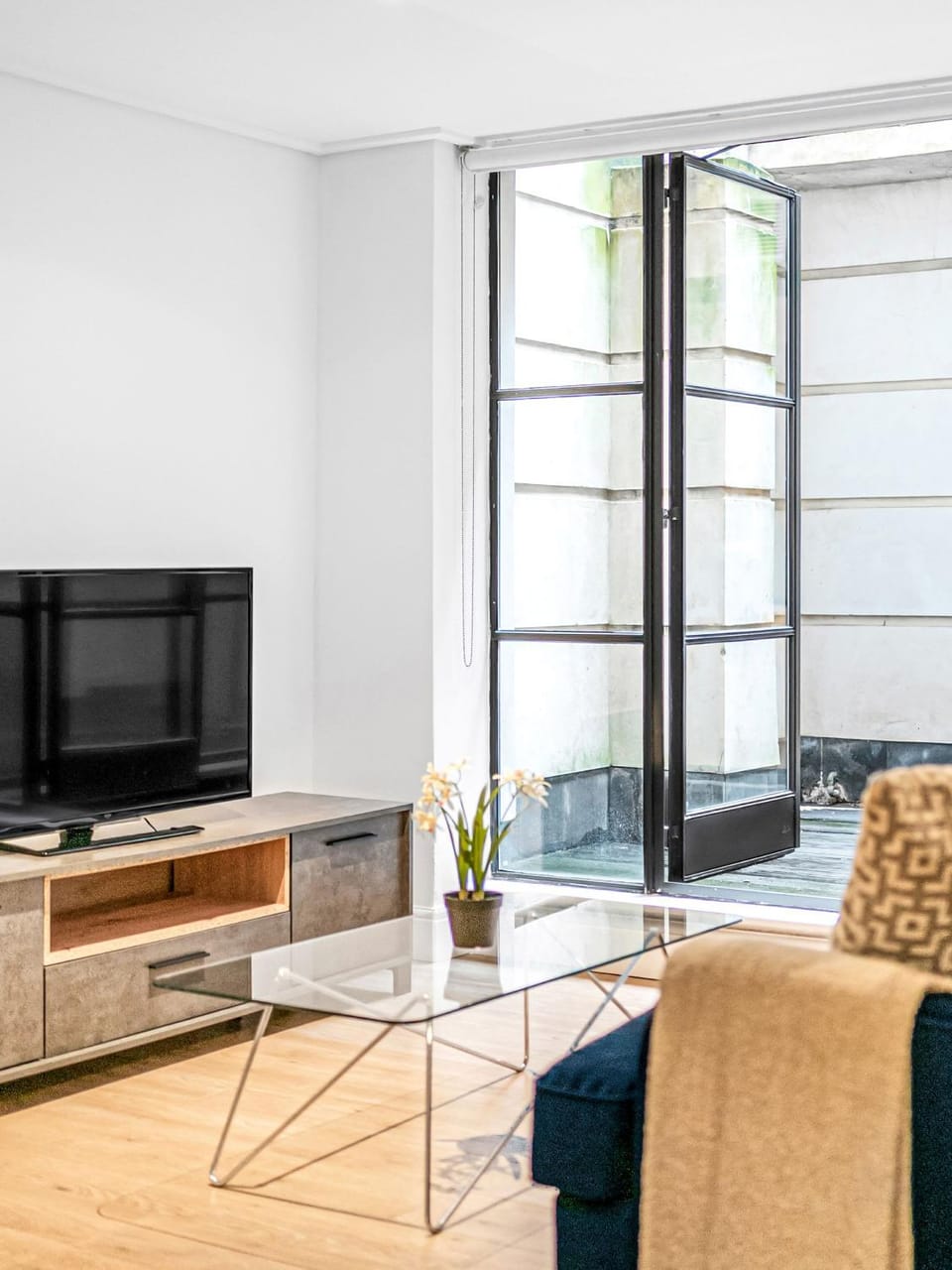 Communal lounge/ TV room, TV and multimedia, Living room, Seating area, Evening entertainment