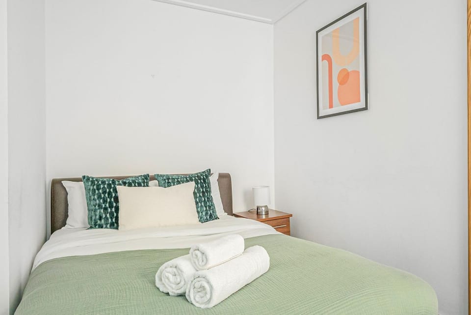 Bed, Bedroom, towels