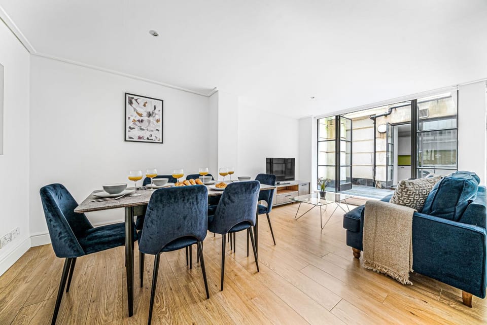 Communal lounge/ TV room, TV and multimedia, Living room, Seating area, Dining area, Evening entertainment