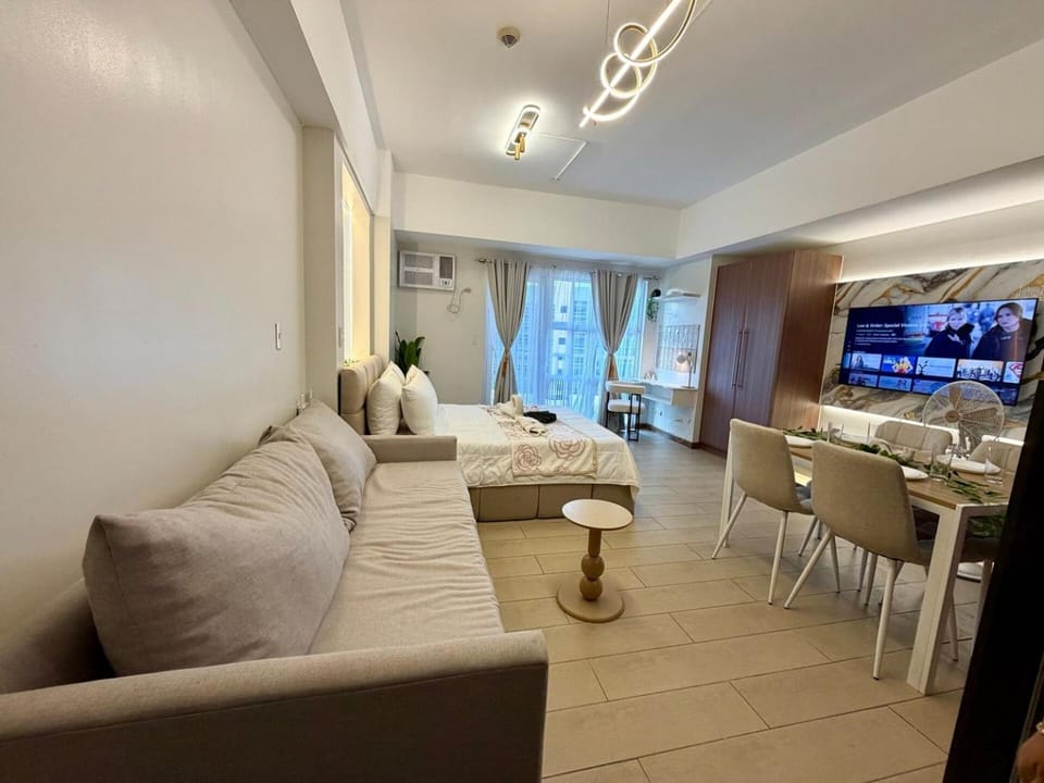 Modern Luxe Studio | Near Venice Grand Canal Apartment in Makati