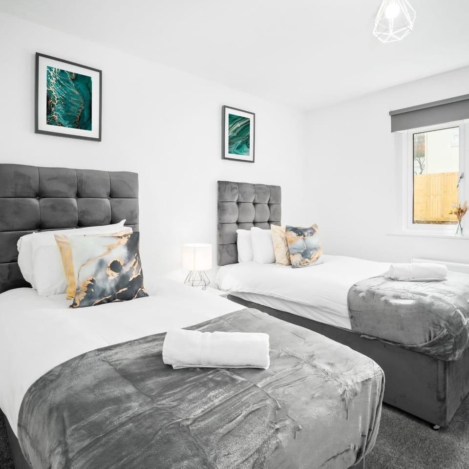 Bed, Bedroom, towels