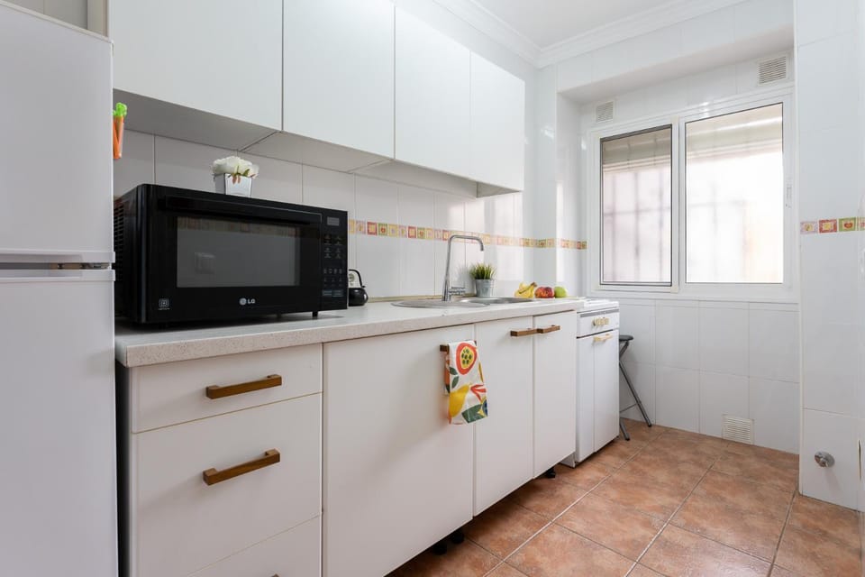 Kitchen or kitchenette, microwave, stove
