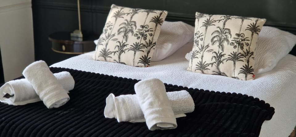 Bed, towels