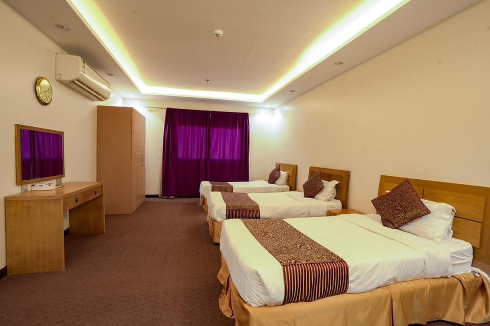 Bed, TV and multimedia, Photo of the whole room, Bedroom, towels, air conditioner