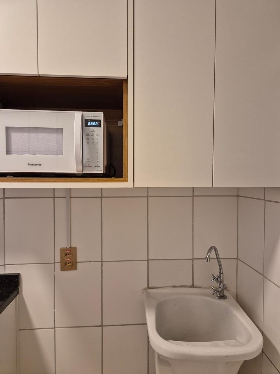 Kitchen or kitchenette, minibar