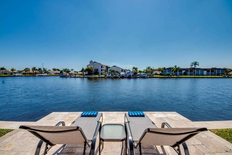 2 Waterfront Villas, Dual Pools, Gulf Access & Tiki Hut Escape - Everlasting Paradise - Roelens House in Cape Coral