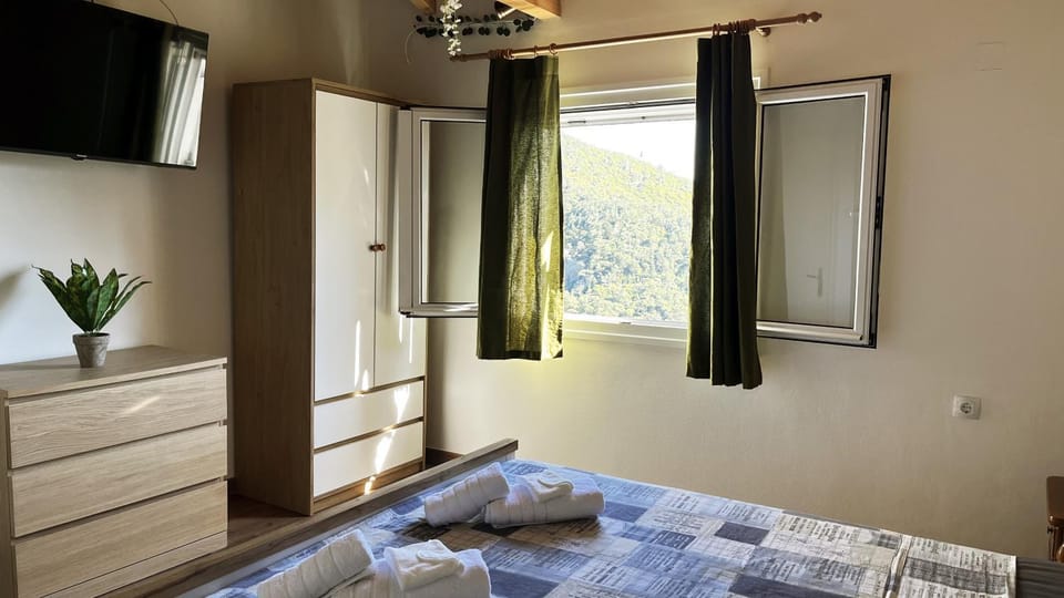 Bed, TV and multimedia, View (from property/room), Photo of the whole room, Bedroom, wardrobe