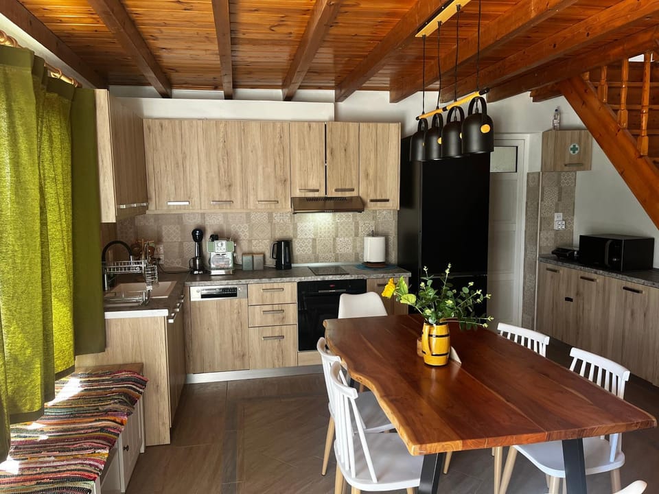 Coffee/tea facilities, Kitchen or kitchenette, Dining area, dishwasher, oven