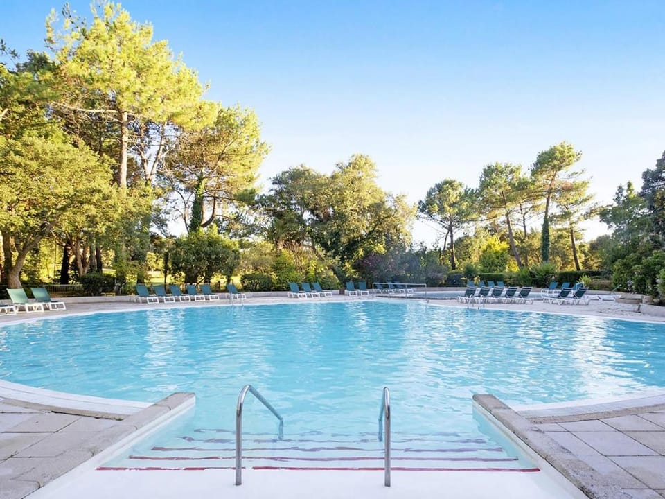 Pool view, Swimming pool, sunbed