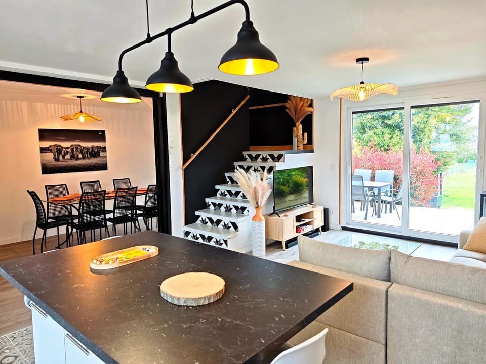 Dining area, kitchen