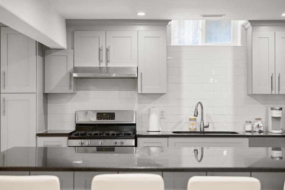 Kitchen or kitchenette, Dining area, stove