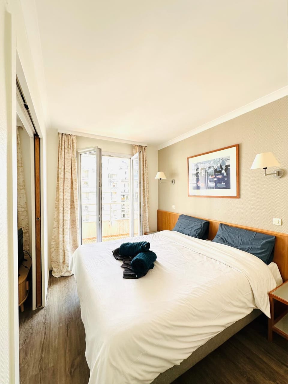 Bed, Bedroom, towels