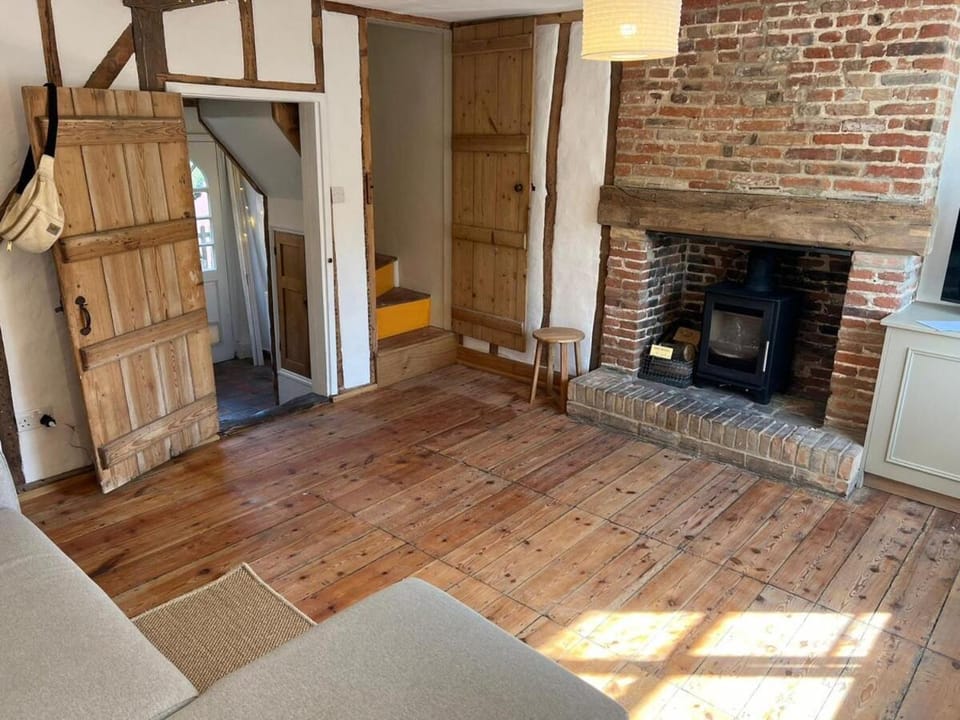 Historic 1BR Cottage Near Southwold & Coast Apartment in Halesworth