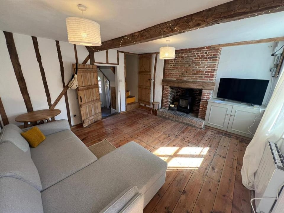 Historic 1BR Cottage Near Southwold & Coast Apartment in Halesworth