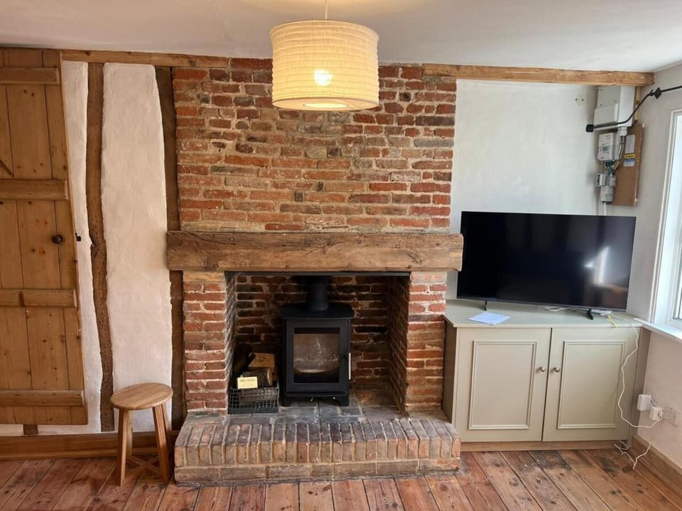 Historic 1BR Cottage Near Southwold & Coast Apartment in Halesworth