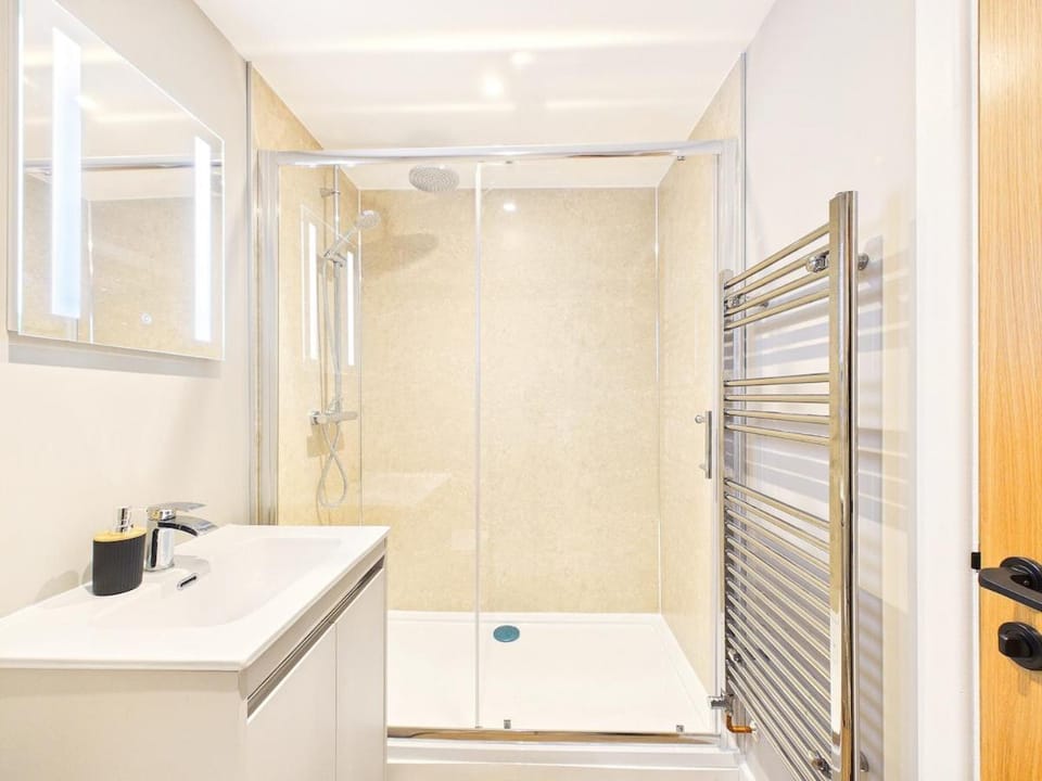 NEW Lincoln Lodge by Signature Stays, Modern, Parking, 5-Bed House in Tewkesbury