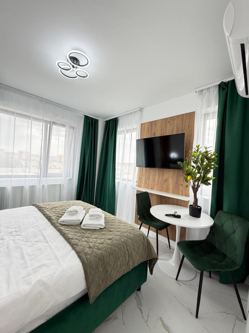 TV and multimedia, Decorative detail, Bedroom, towels