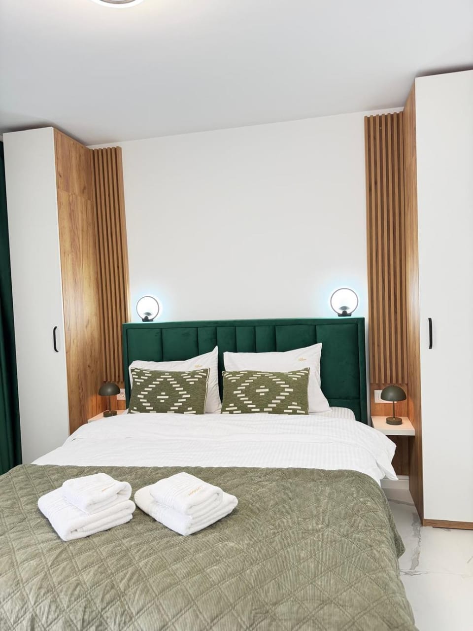 Bedroom, towels