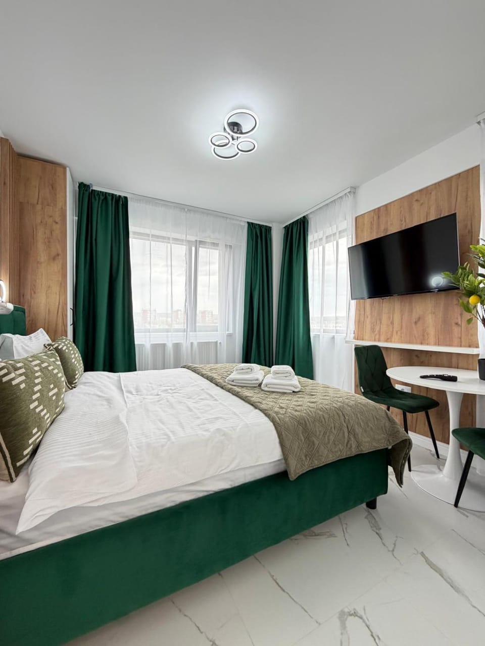 TV and multimedia, Decorative detail, Bedroom, towels