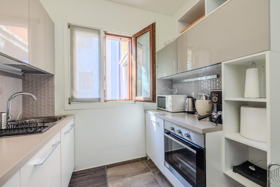 Coffee/tea facilities, Kitchen or kitchenette, oven, pet friendly, stove