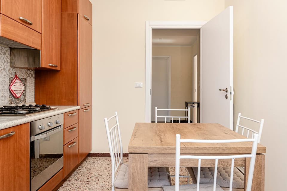Kitchen or kitchenette, Dining area, dishwasher, minibar, oven, stove