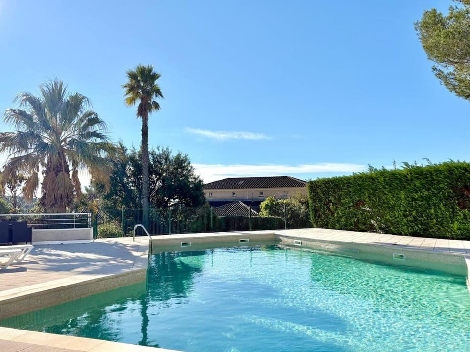 Havre de paix avec terrasse accès piscine, parking Apartment in Saint-Raphael
