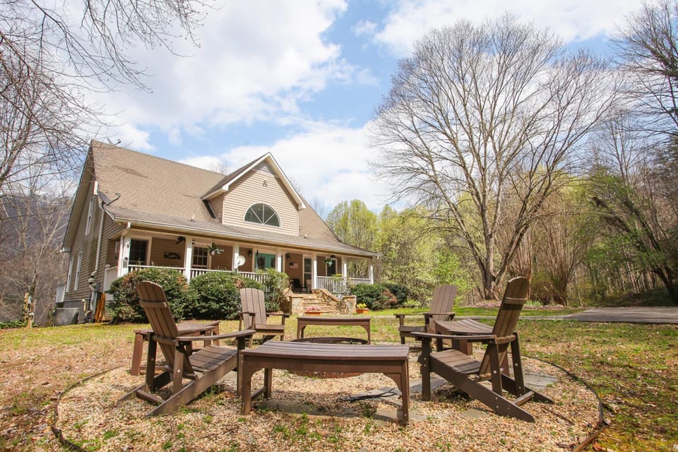 Beary Relaxing, Smoky Mt Cabin that sleeps 10! Cabin in Swain County