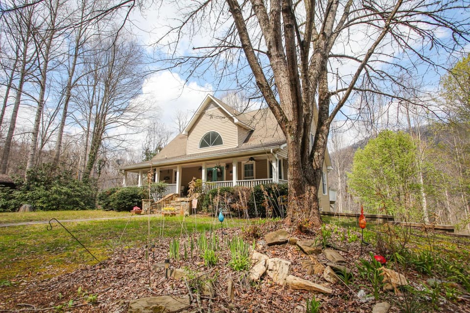 Beary Relaxing, Smoky Mt Cabin that sleeps 10! Cabin in Swain County