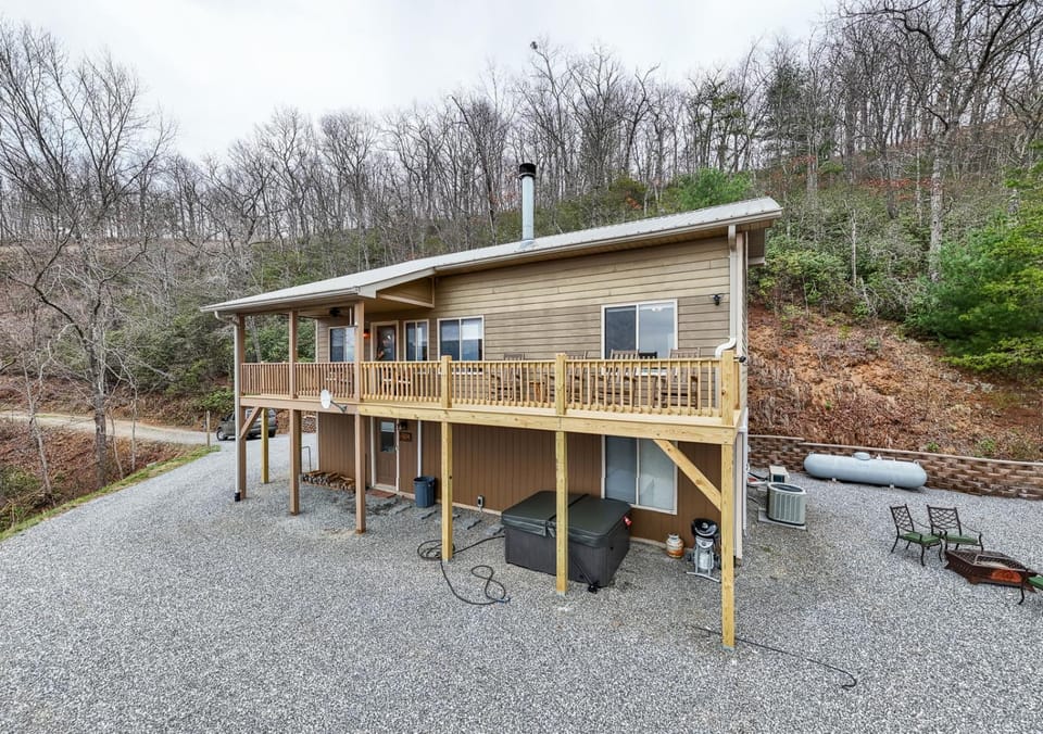 Hummingbird Heights, Smoky Mt Views! Sleeps 10! House in Swain County