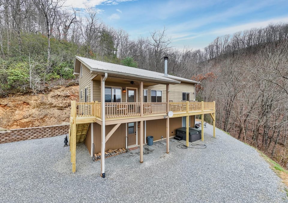 Hummingbird Heights, Smoky Mt Views! Sleeps 10! House in Swain County