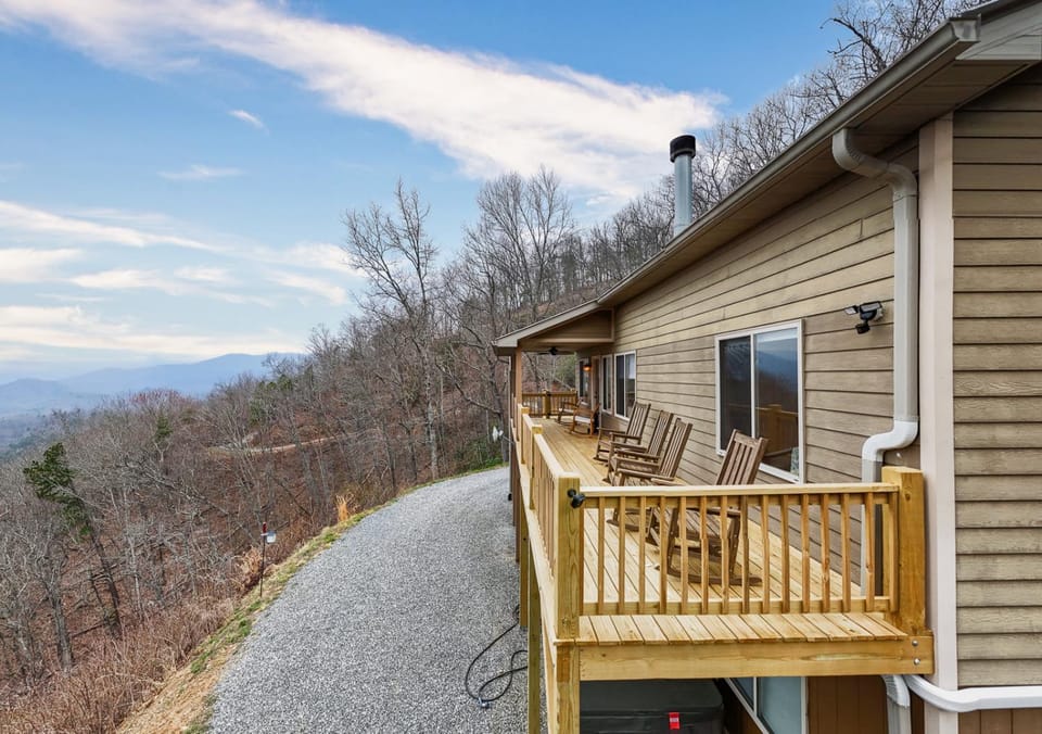 Hummingbird Heights, Smoky Mt Views! Sleeps 10! House in Swain County