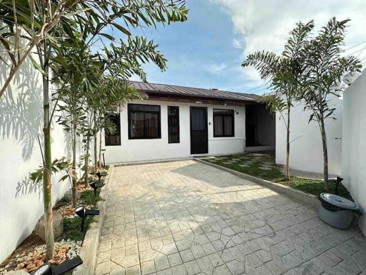 3BR Villa Near Clark Airport with Pool and Parking Villa in Angeles