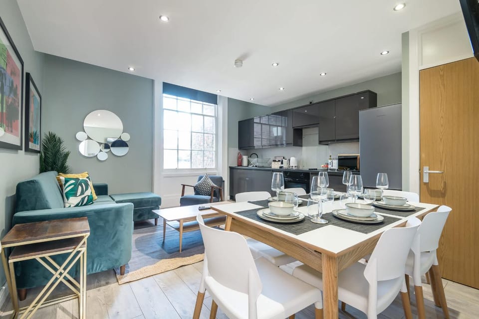 Kitchen or kitchenette, Living room, Seating area, Dining area