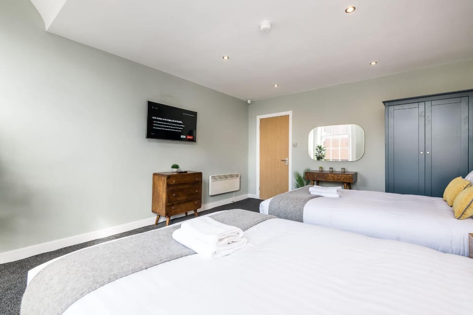 Bed, TV and multimedia, Bedroom, towels, wardrobe