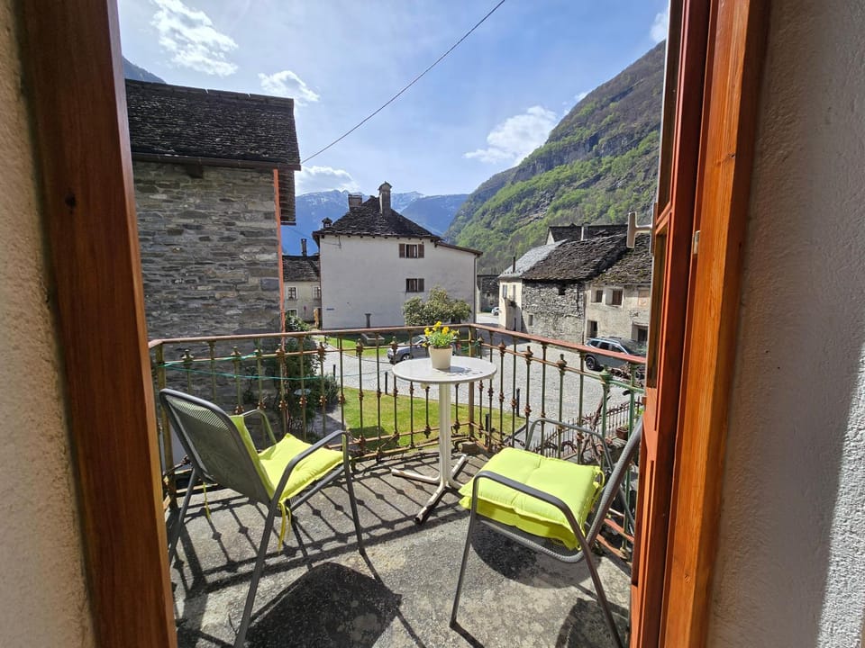 View (from property/room), Balcony/Terrace, Mountain view
