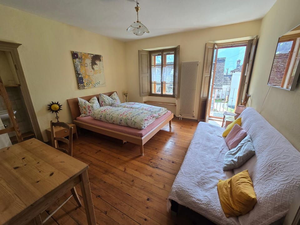 Bed, Photo of the whole room, Seating area, Bedroom