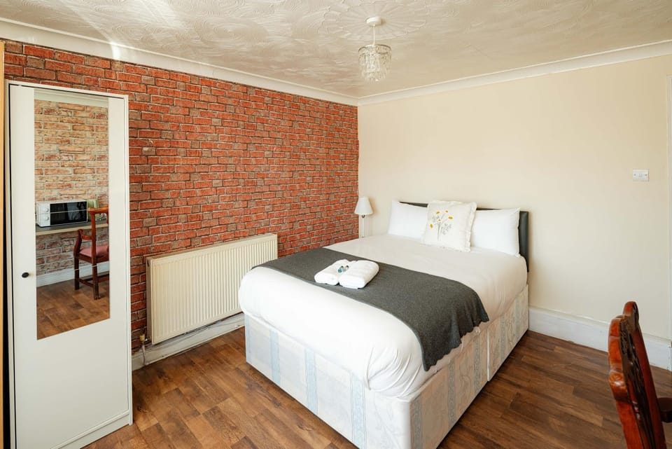 Swingate Lane Stay Bed and Breakfast in London