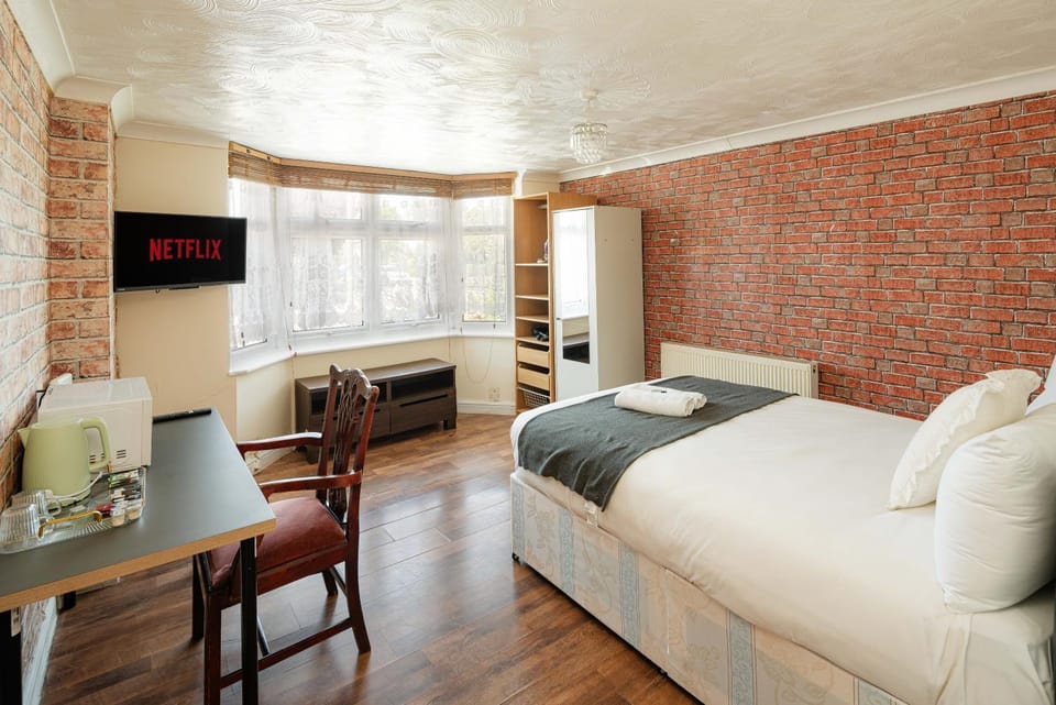 Bed, TV and multimedia, Photo of the whole room, Bedroom