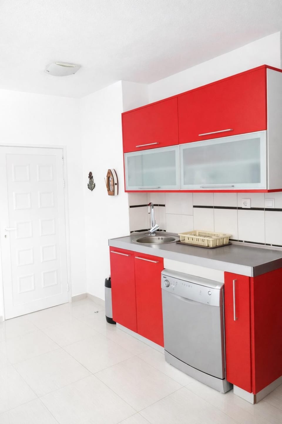 Kitchen or kitchenette, minibar